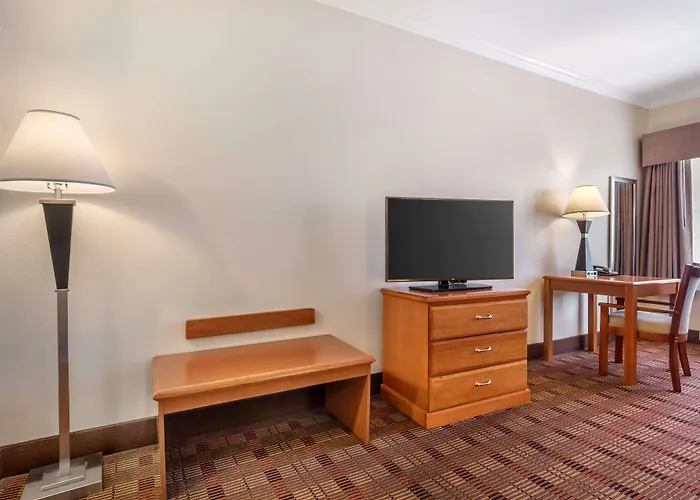 Best Western Club House Inn & Suites