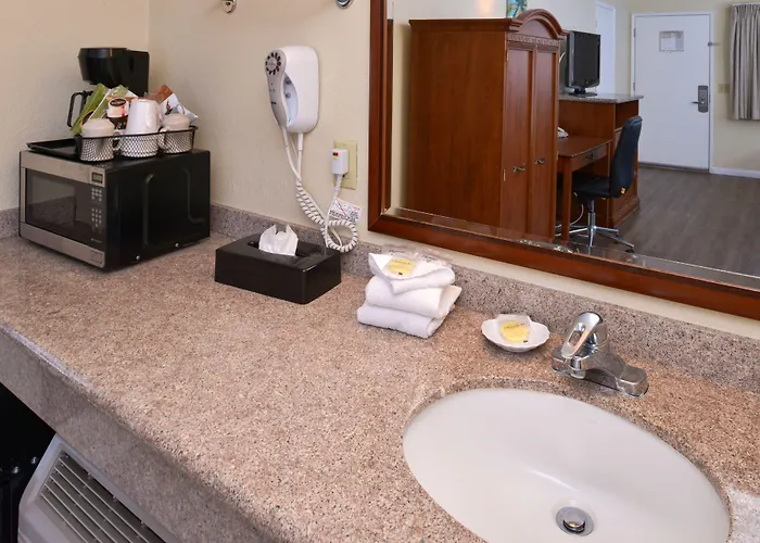Edgewater Inn And Suites