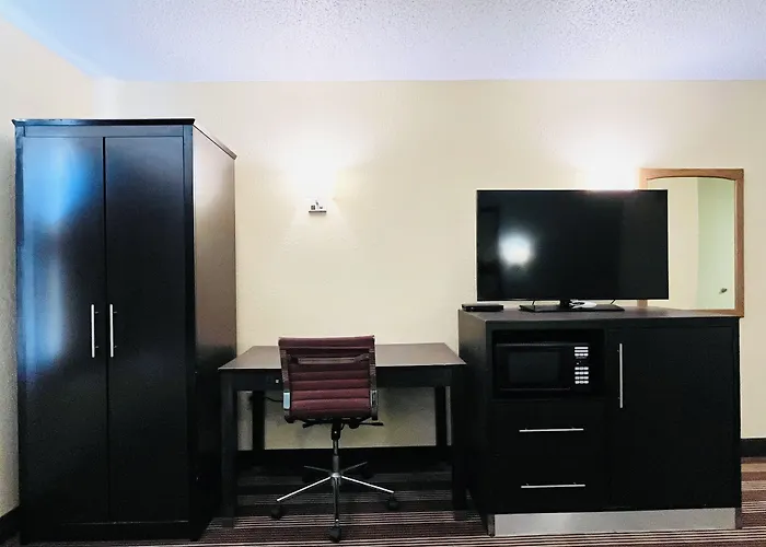 Super 8 By Wyndham Osseo Wi