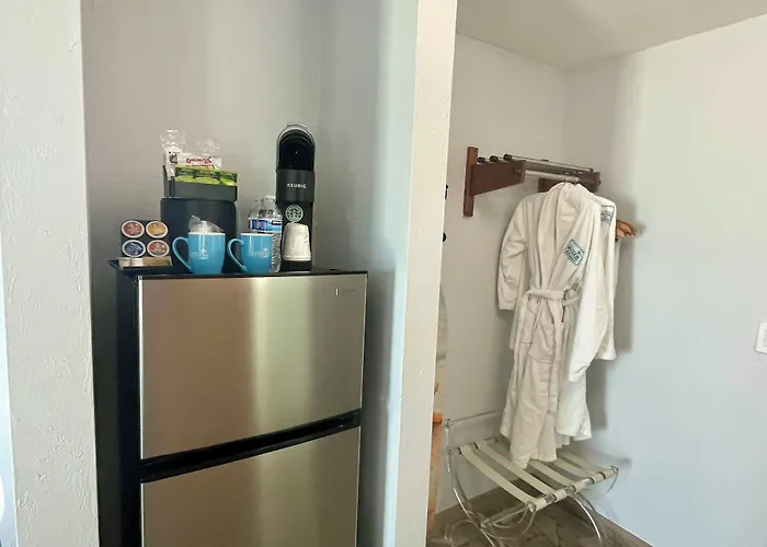 Ocean Sands Beach Boutique Inn-1 Acre Private Beach-St Augustine Historic-2 Miles-Shuttle With Downtown Tour-Heated Salt Water Pool Until 420Am-Popcorn-Cookies-New 4K Usd Black Beds- 69 Item Breakfast-Eggs-Bacon-Starbucks- Free Laundry- #904-799-Sand