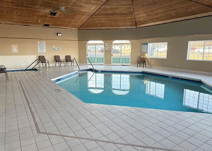 Super 8 By Wyndham Reedsburg