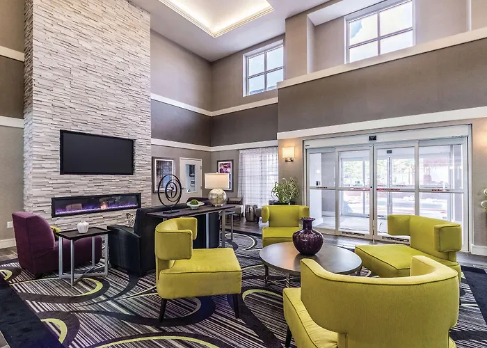 La Quinta Inn & Suites By Wyndham San Antonio Downtown