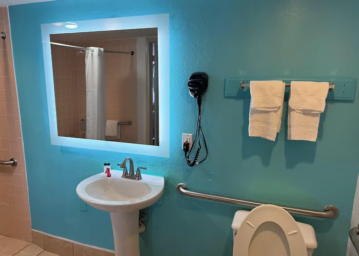 Howard Johnson By Wyndham Ft. Myers Fl