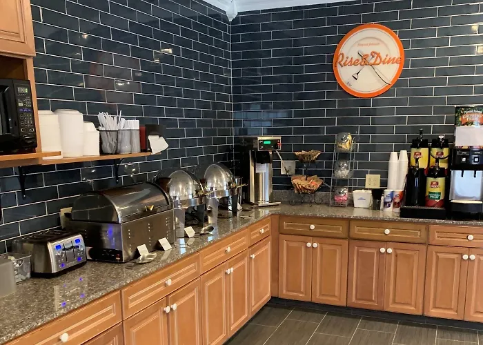 Howard Johnson By Wyndham Oklahoma City Okc Airport, Near Fairgrounds, I40, Free Hot Breakfast, And Pool