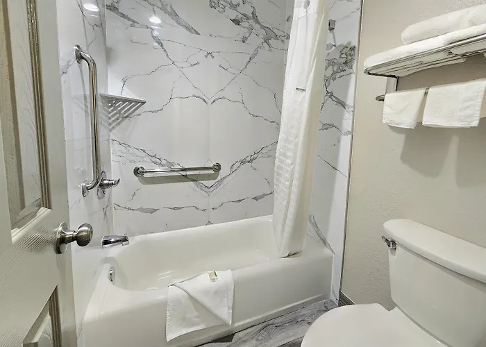 Days Inn By Wyndham Baytown Tx