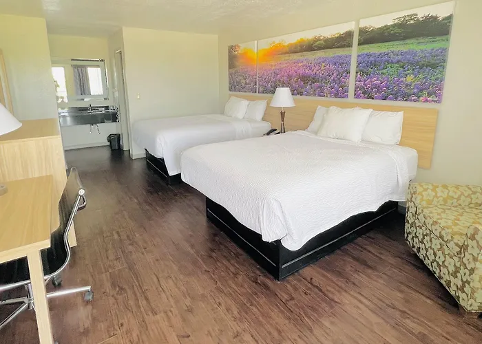 Days Inn & Suites By Wyndham - Canton First Monday Trade Days