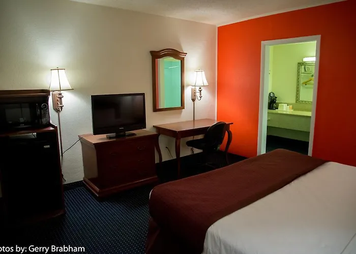 Rocky Mount Inn - Rocky Mount