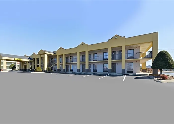 Super 8 By Wyndham Clarksville Northeast