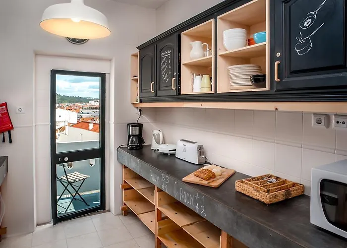 Nazare Hostel - Rooms & Dorms
