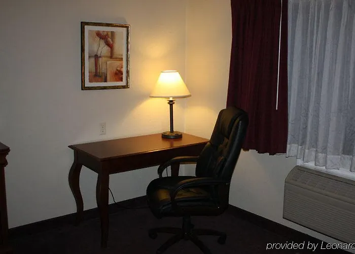 Saratoga Inn & Suites