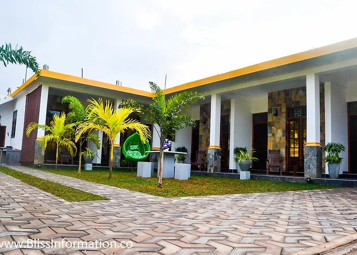 St Claire'S Green Negombo Hotel & Hostels