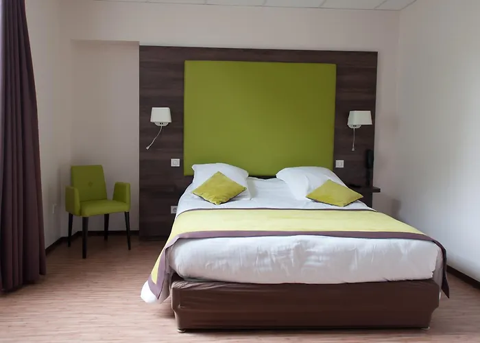 Logis Hotel Du Parc-Restaurant - Le Rouget De Lisle