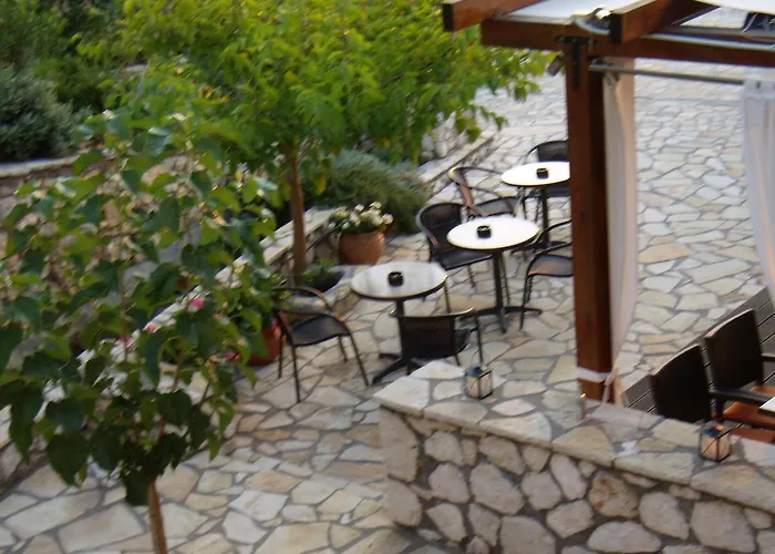 Zephyros Rooms And Apartments