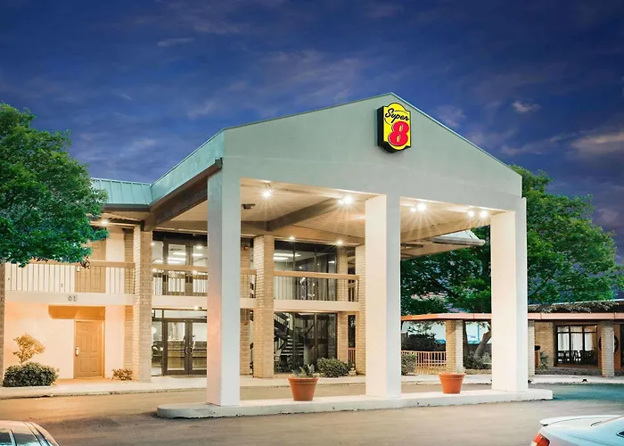 Super 8 By Wyndham Ozona Hotel