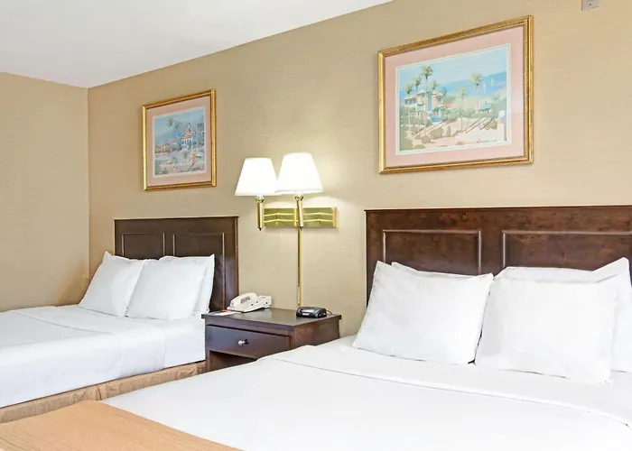 Howard Johnson By Wyndham Torrance