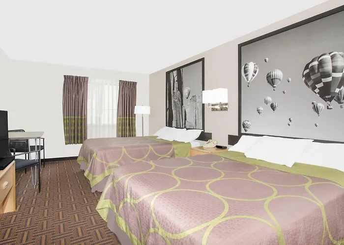 Super 8 By Wyndham Bloomfield
