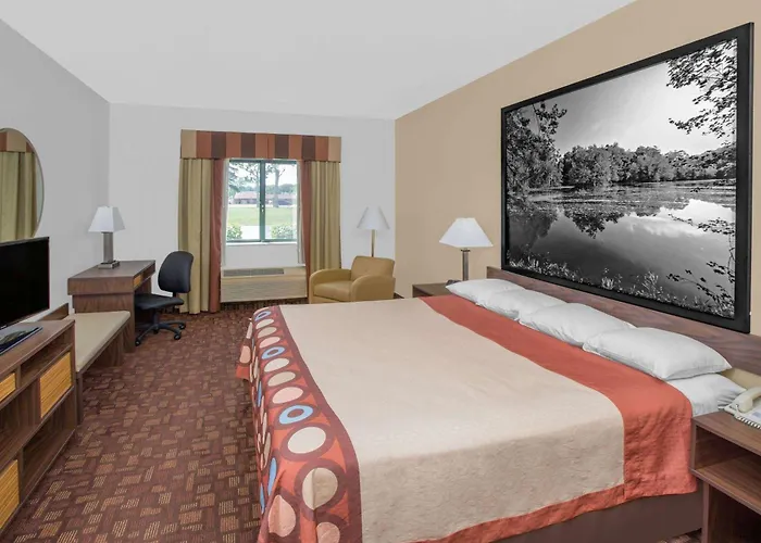 Super 8 By Wyndham Three Rivers
