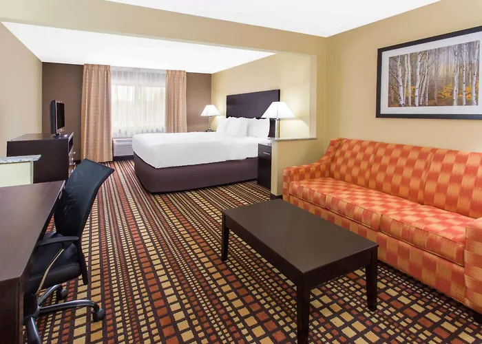 Days Inn & Suites By Wyndham Davenport East