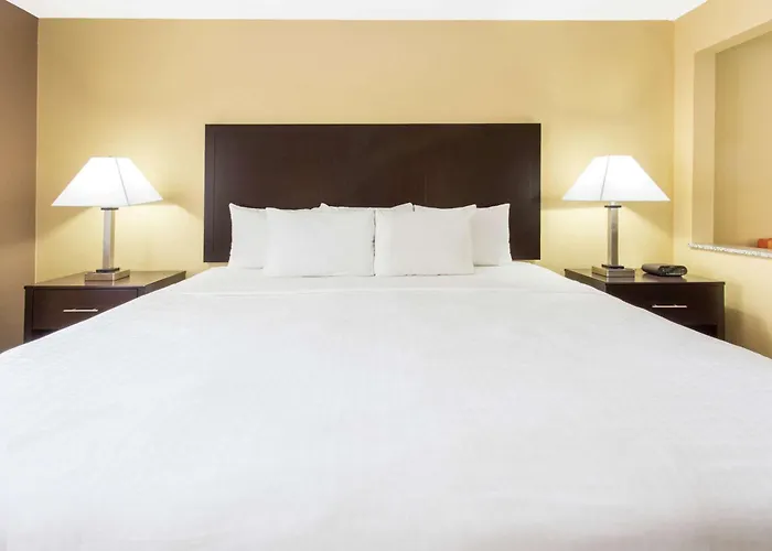 Days Inn & Suites By Wyndham Davenport East