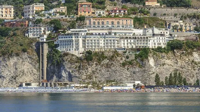 Lloyds Baia Hotel
