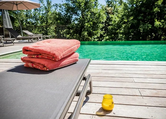 Sous les oliviers - Piscine chauffée - Studios de standing climatisés