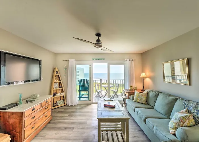 Airy Oceanfront Condo: Beach Views & Pool Access!