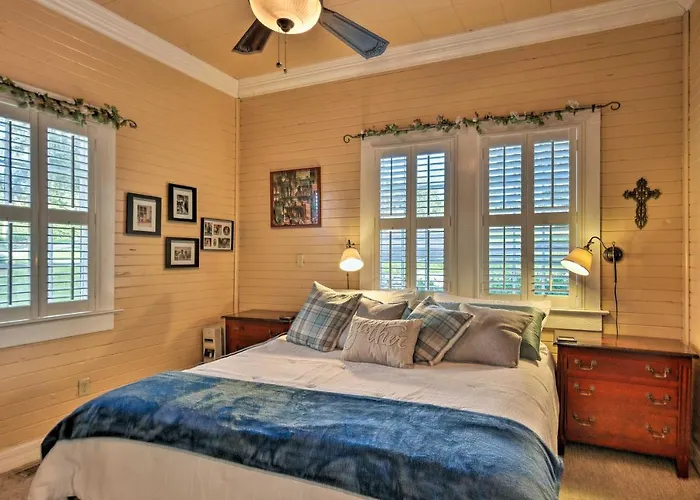 Lakefront Florida Retreat - Pool Table & Boat Dock