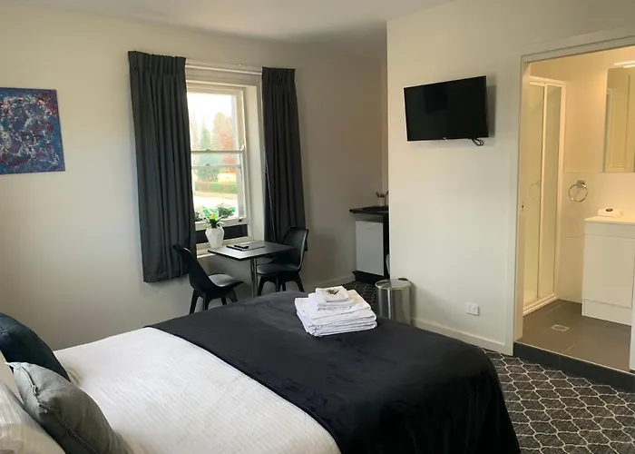 Queens Arms Hotel